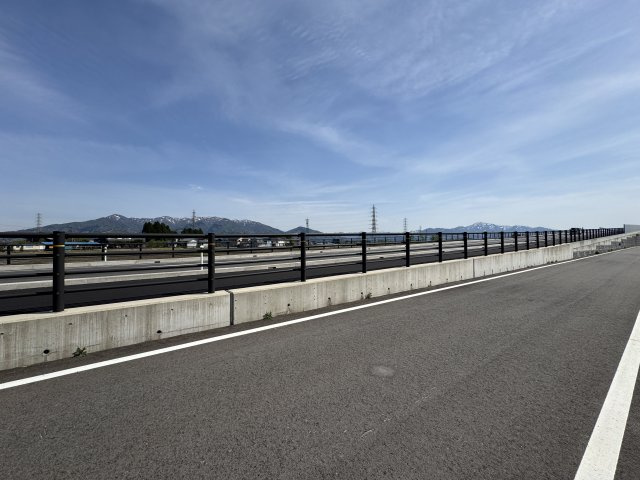 五泉市赤海1丁目　売地の前面道路含む現地写真