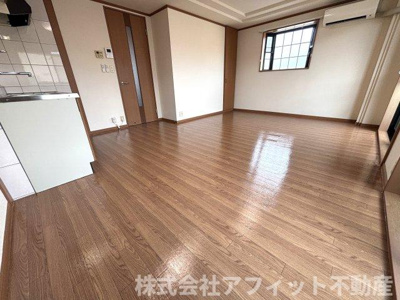 【居間・リビング】 | サン・ヴィラージュ | LDK13.2帖