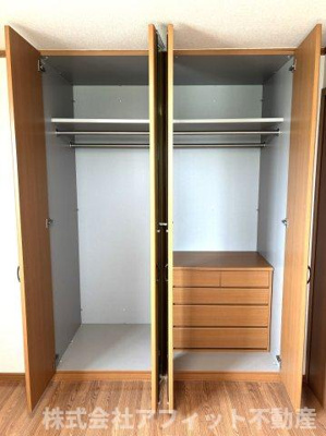 【収納】 | サン・ヴィラージュ | 洋室5.9帖のクローゼット