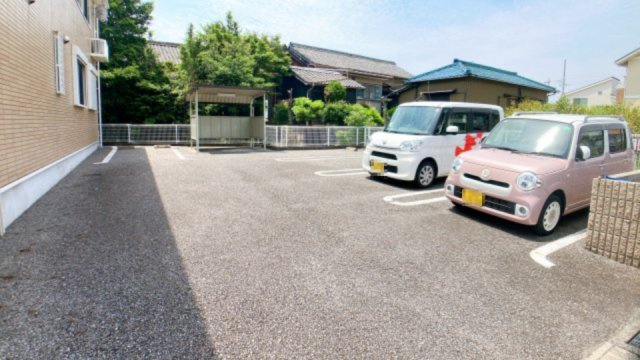 コモドアロッジオⅡの駐車場