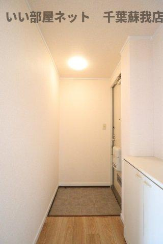 ウィステリアおゆみ野　Ａの玄関|明るい玄関です