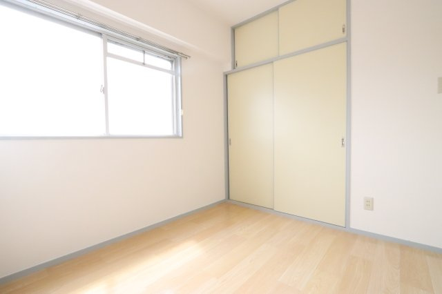 高杉雅ハイツの洋室|約4.8帖北洋室になります