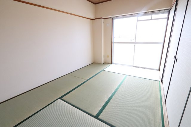 高杉雅ハイツの和室|6帖東和室になります