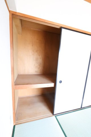 高杉雅ハイツの収納|6帖西和室押入になります
