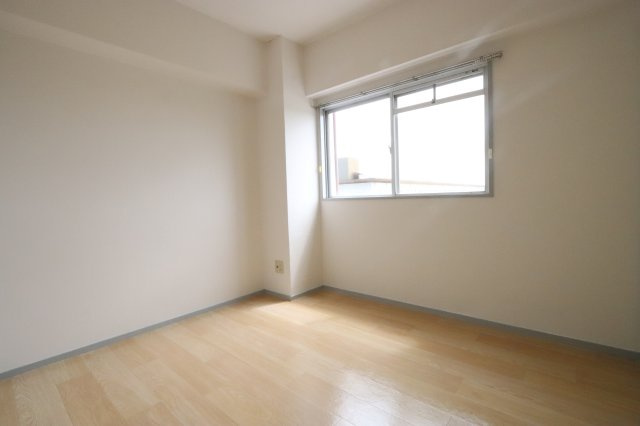 高杉雅ハイツの洋室|約4.8帖北洋室になります