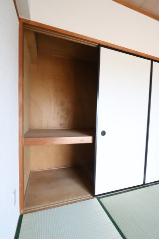 高杉雅ハイツの寝室|6帖南西和室押入になります