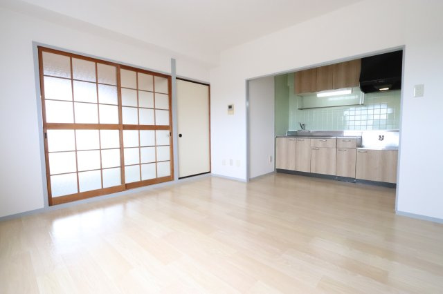 高杉雅ハイツの居間・リビング|10.2帖LDKになります