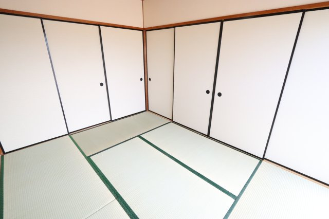 高杉雅ハイツの寝室|6帖南西和室になります