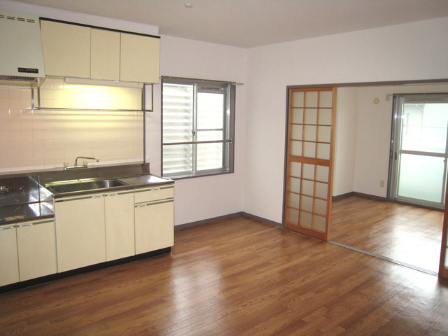 立華マンションの居間・リビング|現況と相違する場合は現況を優先します。