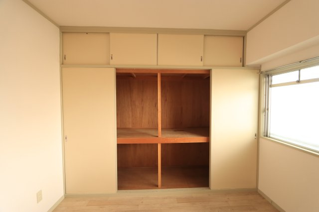 光ハイツの玄関|※お写真は別部屋の参考写真で左右反転しております。