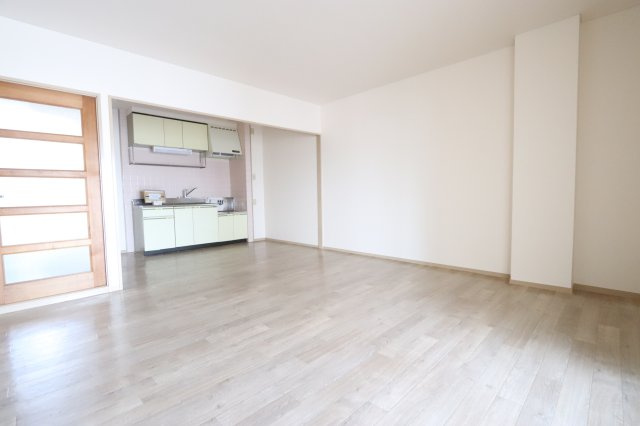 入場ハイツの居間・リビング