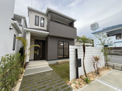 【外観】 | 宜野湾市真志喜（全3棟）3号棟　 | 3号棟　駐車4台可♪オシャレな外構と植栽付き♪