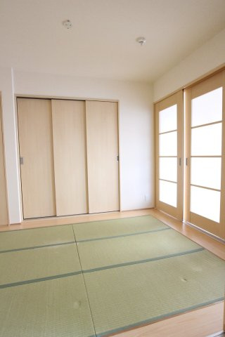 シャトー橿原の和室|クローゼット・収納付き和室5.5帖、可動間仕切りを開けば広々とお使いいただけます！