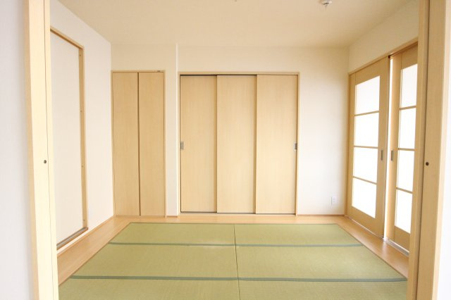 シャトー橿原の和室|クローゼット・収納付き和室5.5帖、可動間仕切りを開けば広々とお使いいただけます！