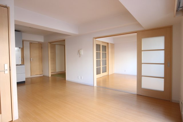 シャトー橿原の居間・リビング|LDK10.6帖、可動間仕切りを開けば広々とお使いいただけます！