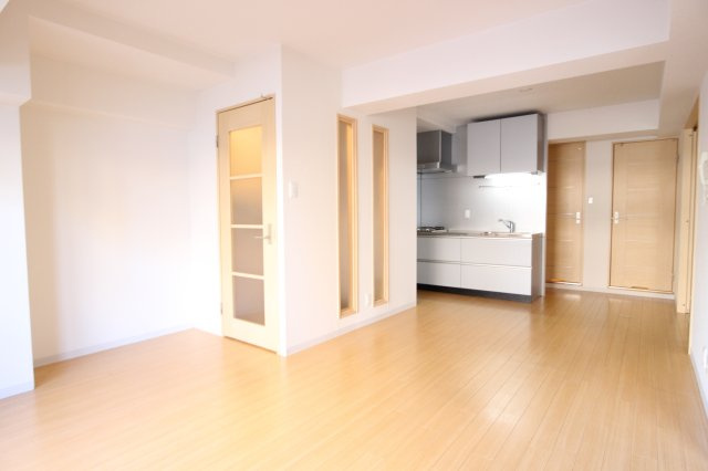 シャトー橿原の居間・リビング|２口ガスコンロキッチン、LDK10.6帖