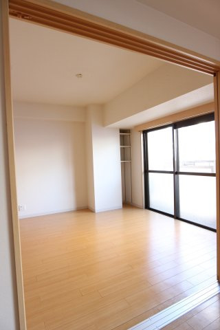 シャトー橿原の洋室|洋室5.9帖、可動間仕切りを開けば広々とお使いいただけます！