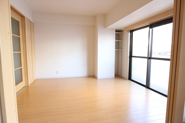 シャトー橿原の洋室|洋室5.9帖、可動間仕切りを開けば広々とお使いいただけます！