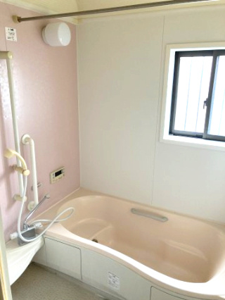 土居田　中古戸建の浴室|一日の疲れを癒やすバスルーム。落ち着いた雰囲気の中でゆったりとお湯に浸かれば、心も体もリフレッシュできそう。お子様とのバスタイムも、広々とした空間で楽しい思い出になりそうです。