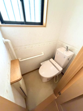 ☆選べる家具プレゼント☆土居田　中古戸建のトイレ|清潔感のあるトイレスペース。毎日使う場所だからこそ、お手入れのしやすさと心地よさを大切にしています。窓からの光で明るく保たれ、プライベートな時間もゆったりと過ごせそうですね。