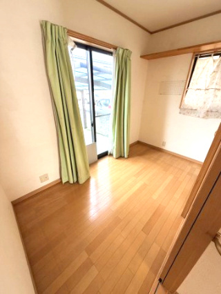 ☆選べる家具プレゼント☆土居田　中古戸建の洋室|2階の居室は明るい光が差し込む心地よい空間。主寝室として使えば、一日の終わりを静かにゆったりと過ごせそうです。コンセント8カ所あります。