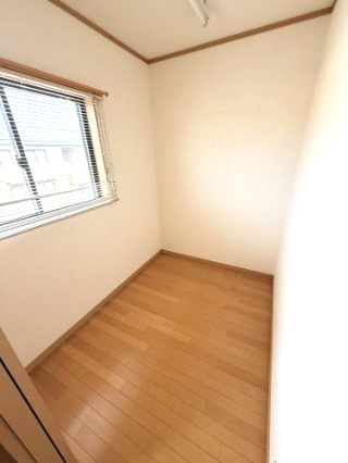 ☆選べる家具プレゼント☆土居田　中古戸建の洋室|クローゼット完備で、お気に入りの洋服もきれいに収納できて嬉しいですね。こちらのスペースをウォークインクローゼットとして使うのも良さそう♪