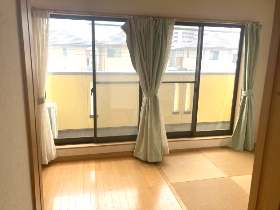 土居田　中古戸建の洋室|半分洋室、半分和室のスペシャルな居室。お子様のお部屋や趣味のスペースとしても使いやすい洋室。自分だけの空間を持てることで、集中して勉強や作業に取り組めそうです。コンセント8カ所あります。