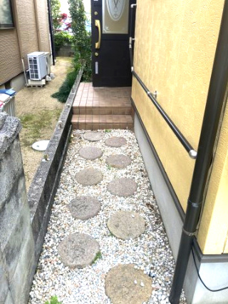☆選べる家具プレゼント☆土居田　中古戸建の玄関|玄関から安心の手すりつき。こちらの物件は室内も全て手すりがついています。