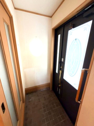 ☆選べる家具プレゼント☆土居田　中古戸建の玄関|収納スペースを活かせば、靴や散らかりがちな小物もスッキリ収まりそう。玄関先を季節の花で飾れば、帰宅するたびにホッとできるような温かい雰囲気になりますね。