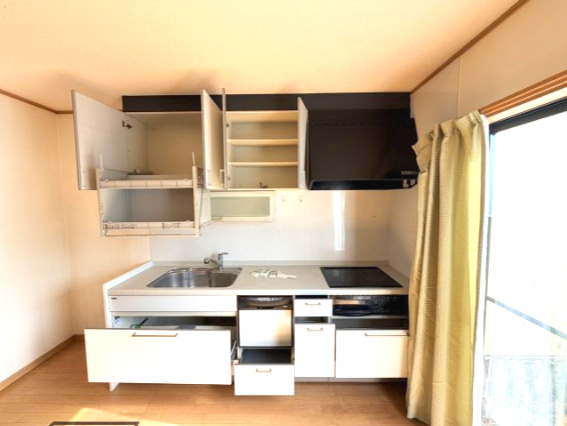 ☆選べる家具プレゼント☆土居田　中古戸建のキッチン|IHクッキングヒーターと食洗機を完備。火を使わずお手入れも簡単なキッチンで、忙しい夕食作りも手際よく進みそう。対面式なら、家族の様子を見守りながら楽しくお料理ができますね。