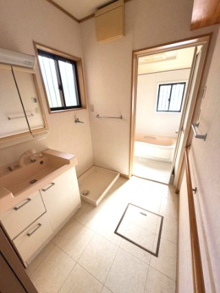 ☆選べる家具プレゼント☆土居田　中古戸建の独立洗面台|忙しい朝の身支度をスムーズにする洗面スペース。収納も確保されているので、タオルや洗面道具もスッキリ整頓できそう。脱衣所も使い勝手の良い動線で、毎日のお洗濯も軽やかにこなせます。