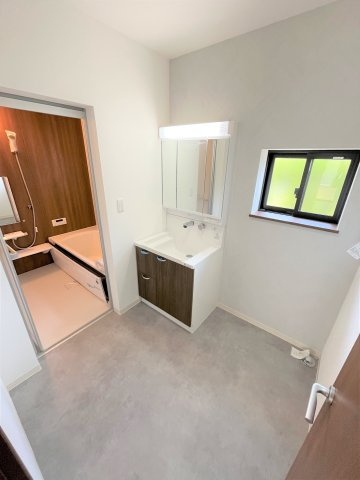 【洗面所】 | 仲介手数料無料！西宇部小学校に通えるリフォーム済み中古住宅　宇部市西宇部北５丁目 | 使いやすい洗面所です