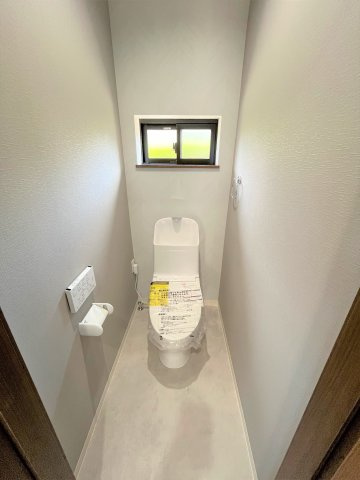 【トイレ】 | 仲介手数料無料！西宇部小学校に通えるリフォーム済み中古住宅　宇部市西宇部北５丁目 | 落ち着いた色調のトイレです