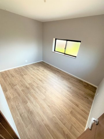 【洋室】 | 仲介手数料無料！西宇部小学校に通えるリフォーム済み中古住宅　宇部市西宇部北５丁目 | 落ち着いた色調の洋室です