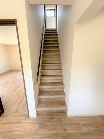 【その他】 | 仲介手数料無料！西宇部小学校に通えるリフォーム済み中古住宅　宇部市西宇部北５丁目 | 階段には手すりも付いて安心ですね。