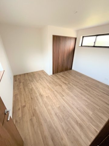 【洋室】 | 仲介手数料無料！西宇部小学校に通えるリフォーム済み中古住宅　宇部市西宇部北５丁目 | 明るい洋室です