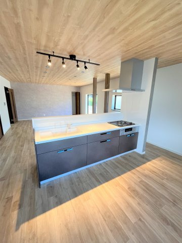 【キッチン】 | 仲介手数料無料！西宇部小学校に通えるリフォーム済み中古住宅　宇部市西宇部北５丁目 | 使い勝手の良いシステムキッチンで楽しくクッキング♪