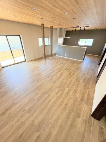 【居間・リビング】 | 仲介手数料無料！西宇部小学校に通えるリフォーム済み中古住宅　宇部市西宇部北５丁目 | ゆったりとしたリビングは家族の団らんがはずみますね♪