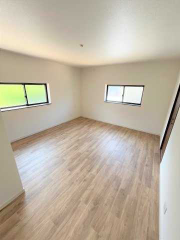 【洋室】 | 仲介手数料無料！西宇部小学校に通えるリフォーム済み中古住宅　宇部市西宇部北５丁目 | ２面採光の明るいお部屋で健やかな毎日