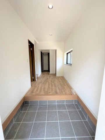 【玄関】 | 仲介手数料無料！西宇部小学校に通えるリフォーム済み中古住宅　宇部市西宇部北５丁目 | ゆったりとした玄関です