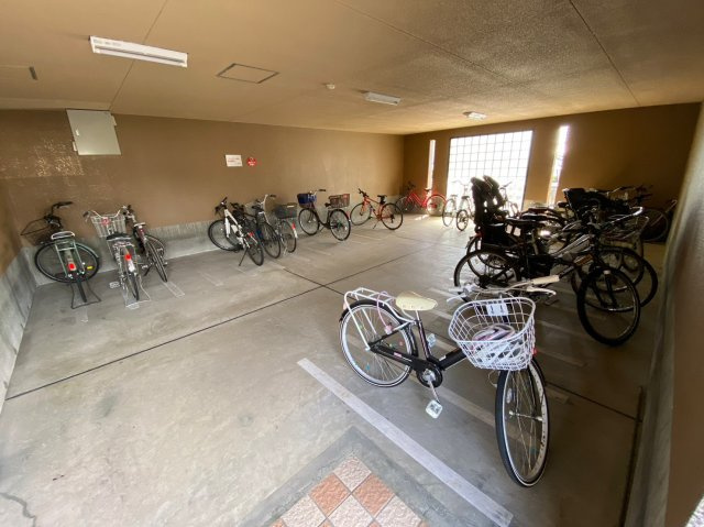 ダイナース千代田橋の駐輪場|屋根付き駐輪場で雨の日も安心ですね◎