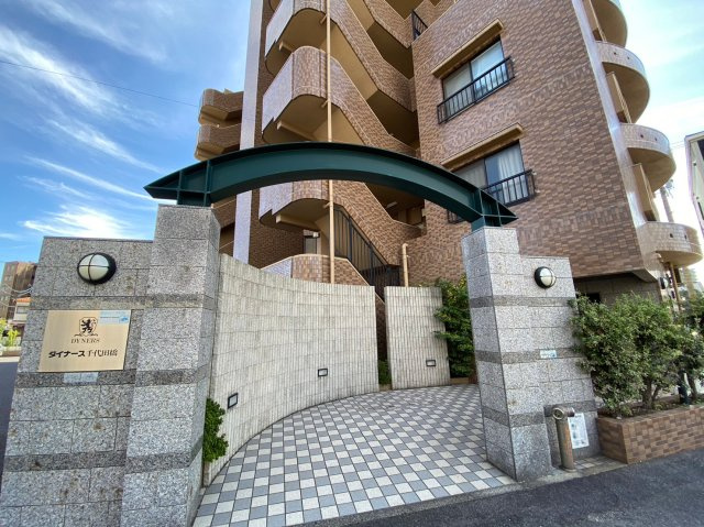 ダイナース千代田橋|マンション入口エントランスには緑があり、季節の移り変わりを感じられますね♪