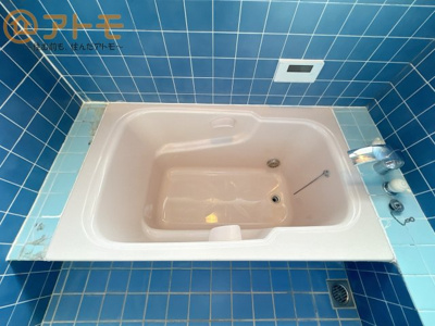 【浴室】 | 富士市大淵　中古戸建て　全1棟 | 手すりのある浴室は、湯舟から立ち上がる時も安心です♪