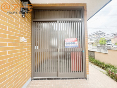 【玄関】 | 富士市大淵　中古戸建て　全1棟 | 開閉スペースを取らない！引き戸の玄関です♪