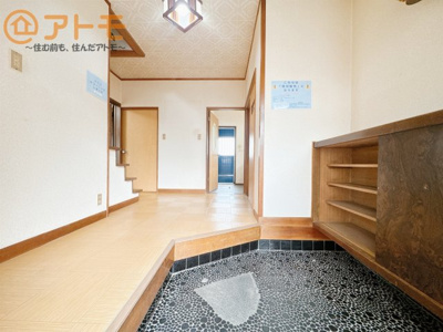 【玄関】 | 富士市大淵　中古戸建て　全1棟 | 玄関は収納付きで使い勝手良好♪見た目もすっきり♪