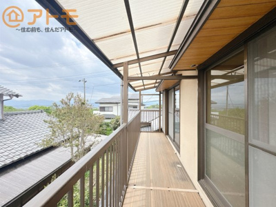 【バルコニー】 | 富士市大淵　中古戸建て　全1棟 | 陽当たりのよいバルコニーのため、洗濯物もすぐに乾き、お布団もふかふかに♪