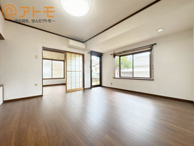 【居間・リビング】 | 富士市大淵　中古戸建て　全1棟 | 家族団らんのイメージは、リビングを思い浮かべませんか？リビングこそ広々としたお部屋が良いですね♪