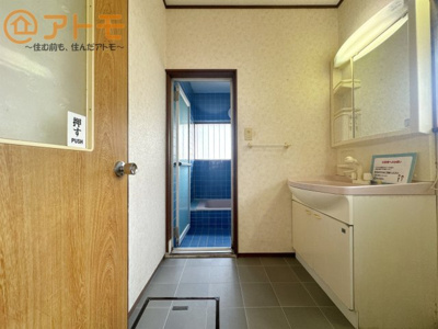 【独立洗面台】 | 富士市大淵　中古戸建て　全1棟 | ストック品をキチンとしまえる収納があれば、心地よくゆとりある洗面空間になりますね。