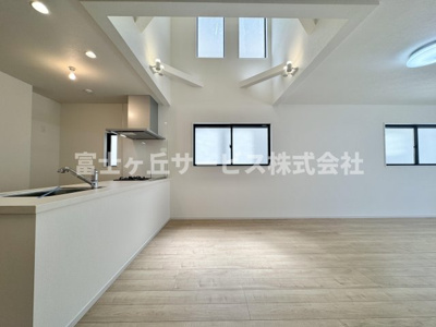 【ダイニング】 | 静岡市葵区西千代田町 2期 新築一戸建て 1号棟 | ダイニングです
上部吹き抜けからの採光で明るい空間です