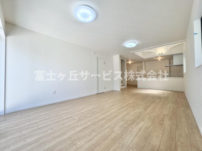 【居間・リビング】 | 静岡市葵区西千代田町 2期 新築一戸建て 1号棟 | リビングダイニングです